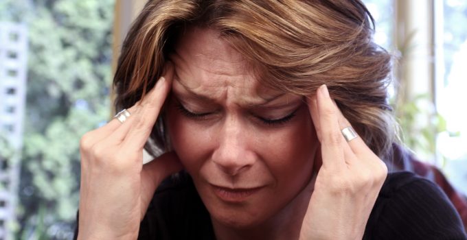 Mujer con dolor de cabeza