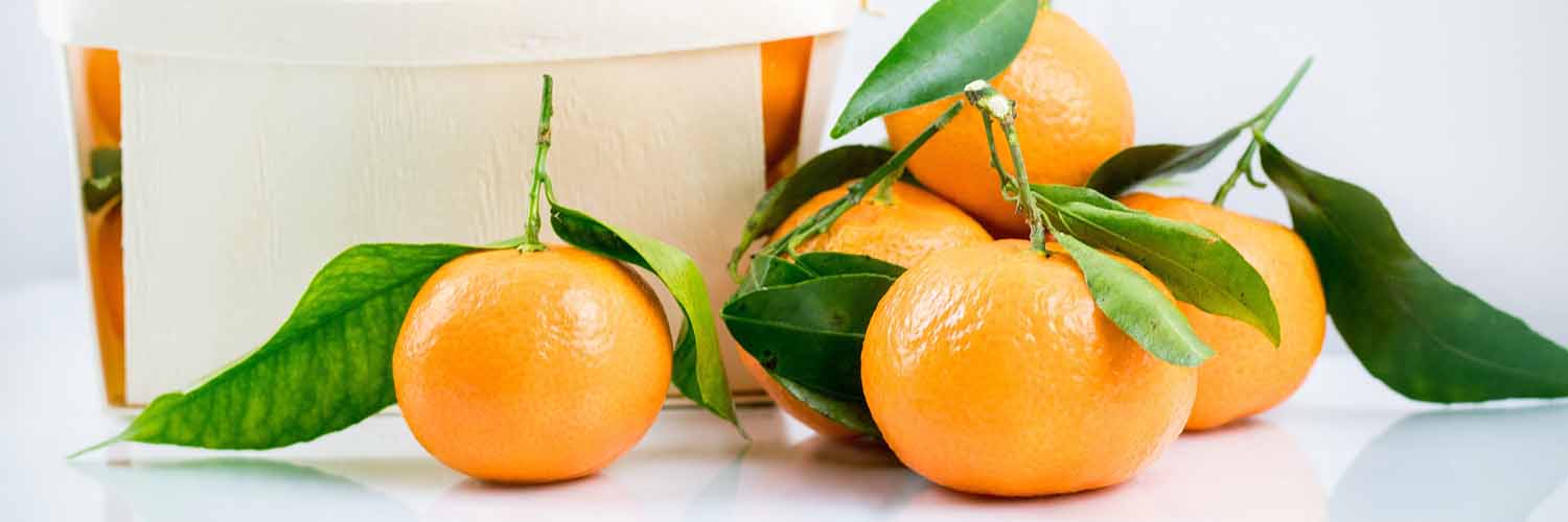 Cesto repleto de mandarinas.