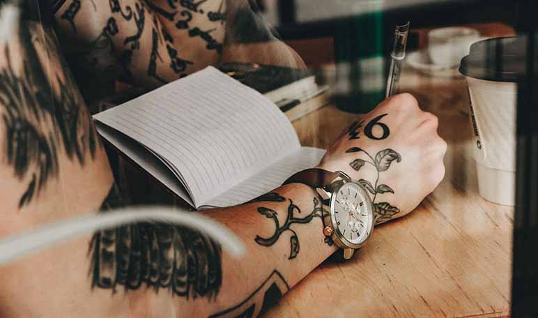 Los 5 mejores tatuajes en la muñeca para hombres - Apréndete